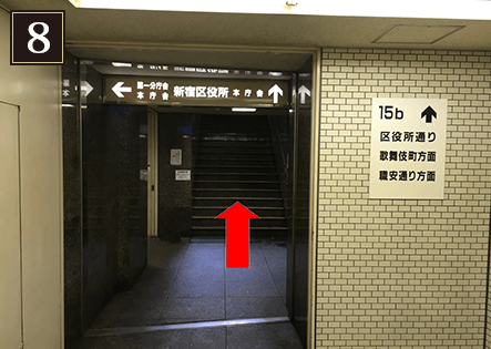 15b出口の階段を上って直進します。