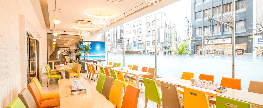 大きな窓が特徴な開放的な店内♪