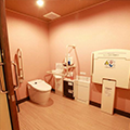 ノンステップ多目的トイレ（１階）※男女共用おむつ交換台、着替え台のご用意も御座います。