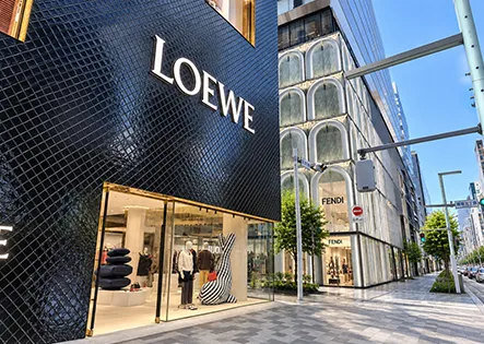手前にLOEWE、奥にFENDIが写ったみゆき通りの写真