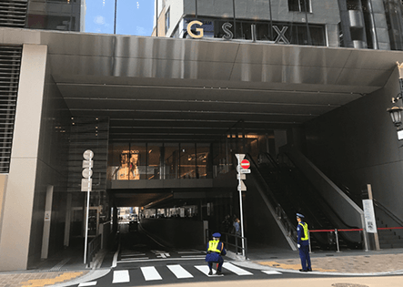 GINZA　SIXにぶつかるので、左折してください。