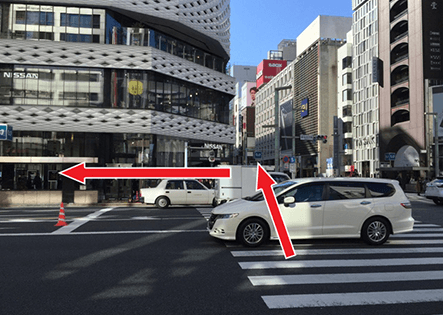 地上に出ていただきますと、交差点がございますので、NISSANに向かって渡っていただき渡った先の歩道を左折し、そのまま直進してください。