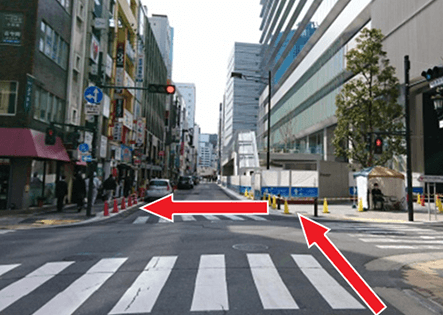 直進していただくとお次、右手に「GINZA SIX」が見えてきます。こちらの交差点を渡っていただき反対側の歩道を左折してください。