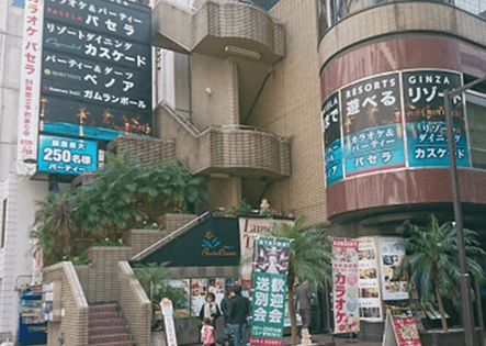 左折し、直進していただくとすぐ右手に当店が見えてきます。1Fの総合受付にてコンシェルジュがご案内いたします。