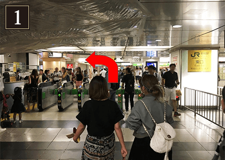 新宿駅東口を出て、左に曲がり直進します。
