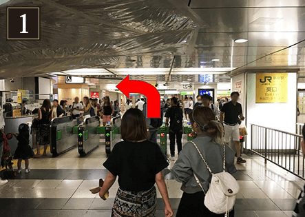 新宿駅東口を出て、左に曲がり直進します。