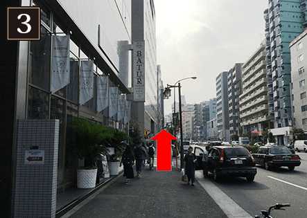 BATUR TOKYOを左手に、次の信号まで直進します。