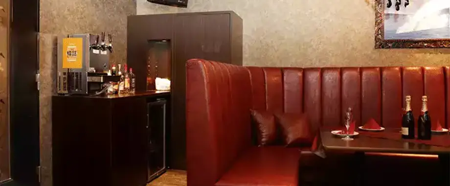 ダーツ付きのゴージャス感とアットホーム感が共存する大人の隠れ家